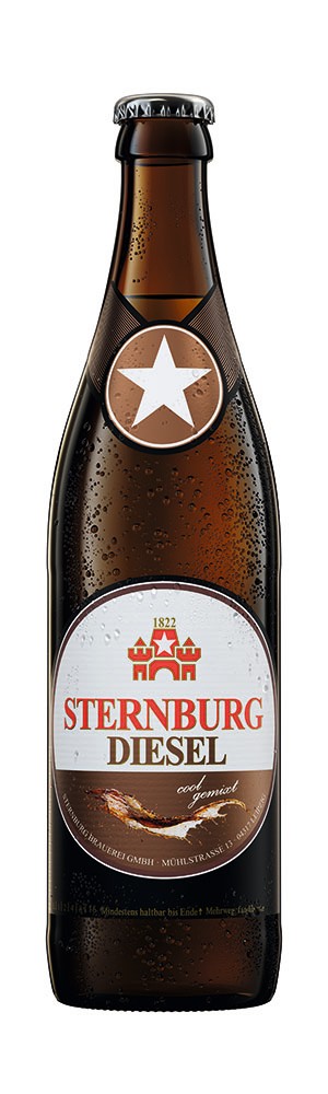Eine braune Bierflasche mit einem kalt nassen Etikett zeigt den Namen Sternburg Diesel.