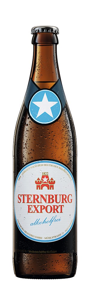 Ein braunes Bierflasche mit blauen und weißen Etiketten und Kondenswassertropfen.