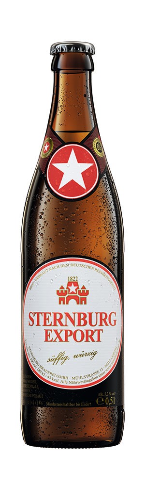 Eine Flasche dunkles Bier mit Etikett und prägnantem Sternsymbol steht aufrecht.