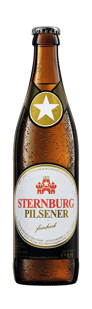 Eine braune Bierflasche mit einem Etikett, auf dem ein goldener Stern steht.