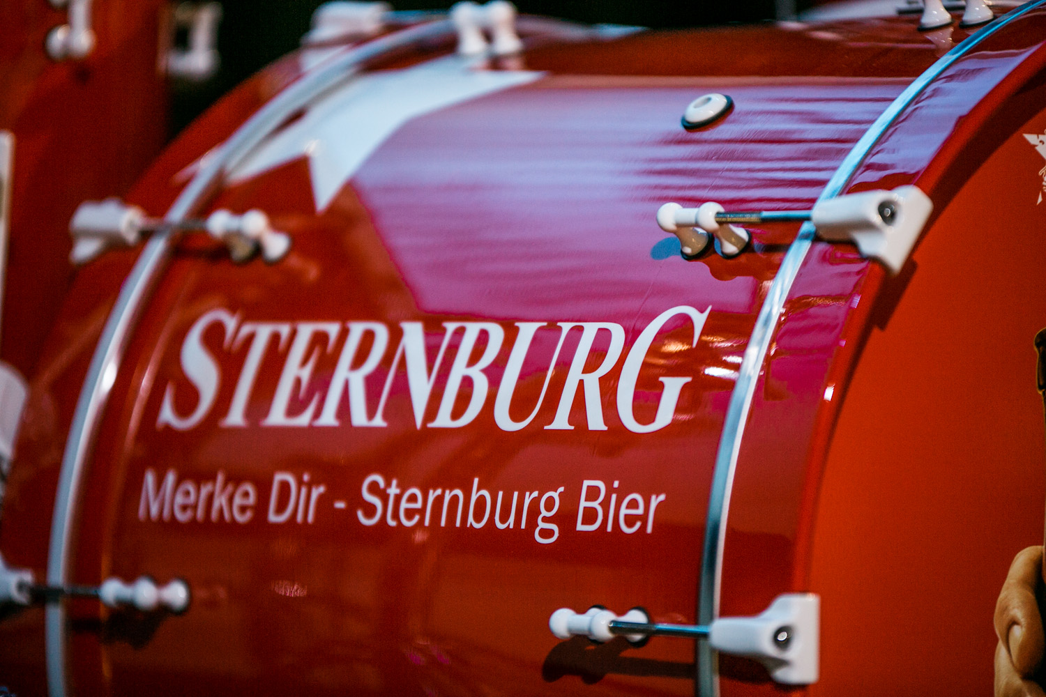 Ein Schlagzeug mit der Aufschrift Sternburg Merke Dir Sternburg Bier