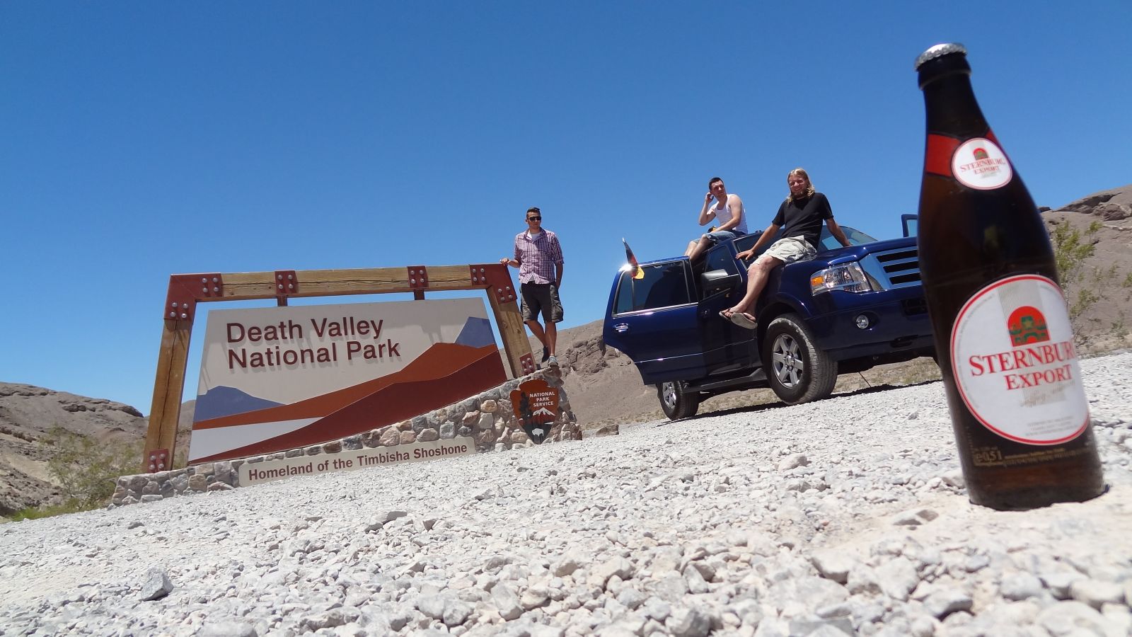 Drei Personen stehen neben dem 