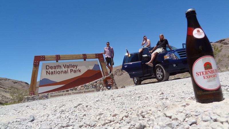 Drei Personen stehen neben dem 