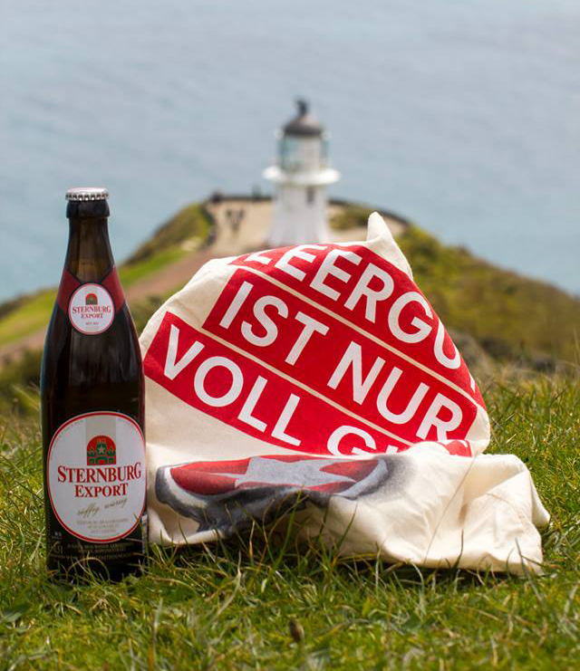 Eine Flasche Sternburg Export steht vor einer Tasche mit dem Aufdruck 